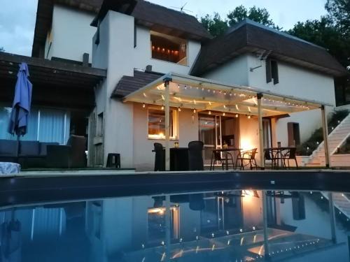 Lachapelle-Auzac Casa | LAPAUSEDEGOUT piscine chambres climatisées jacuzzi terrasse