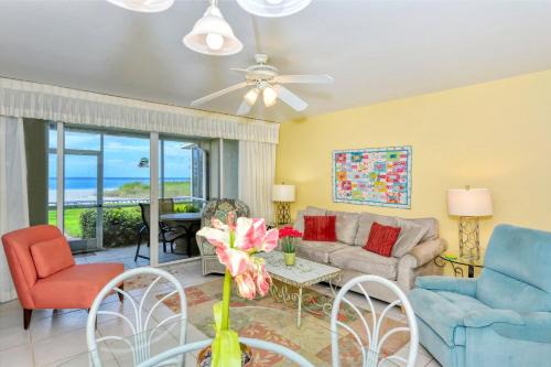 Longboat Key Apartamento | LaPlaya 103A Time to relax Enjoy the peaceful, private beach just a shells throw from your door