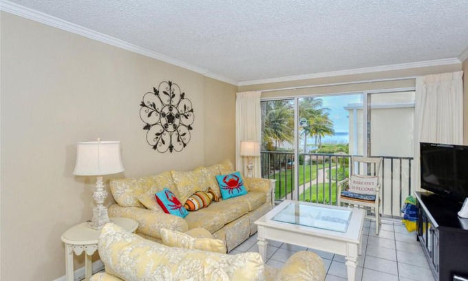 Longboat Key Apartamento | LaPlaya 201E Nestled in the palms just steps from the pool