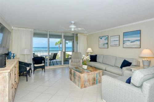 Longboat Key Apartamento | LaPlaya 205D Spectacular sunsets and sunbathing from your private Gulf front lanai or sundeck