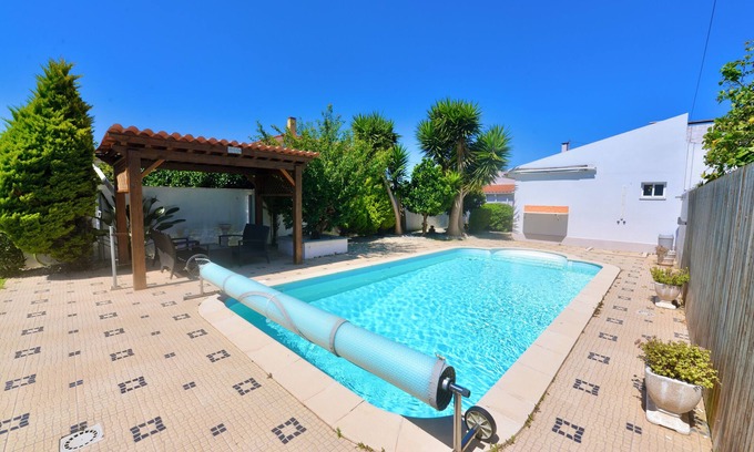 Mouraria Casa | Laranjeira - Casa con Jardín y Piscina Privada Climatizada, Estacionamiento y Wifi