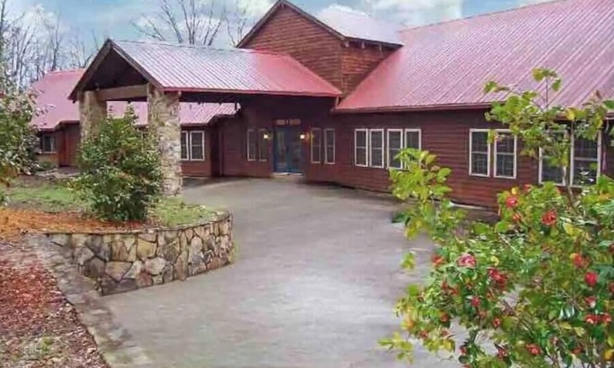 Pine Mountain Valley Casa | Lara's Chateau @ The Radio House