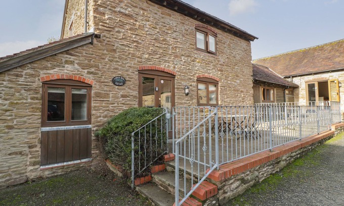 Hay-on-Wye Cabaña | LARCH BED COTTAGE, pet friendly, with hot tub in Bromyard