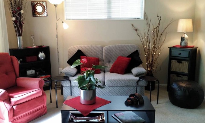 Arthur's Point Apartamento | Larchmont Heights, slightly out of town, peaceful, beautiful mountain views.