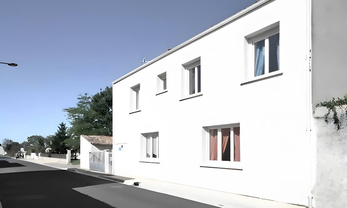 Saint Nazaire sur Charente Casa | Large Family House by the Sea 2/10 People