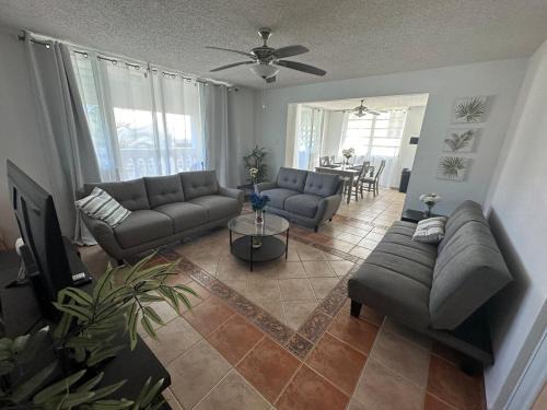 Bajura Apartamento | Large 1 Bedroom Apt with 2 balconies and Pool