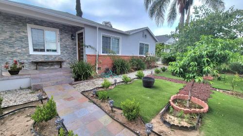 Encino Casa | Large 1-Bedroom with kitchen In Encino