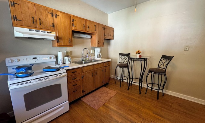 Wheeling Apartamento | Large 1-BR Living RM Kitchen in a Monastery mansion in premier downtown Wheeling