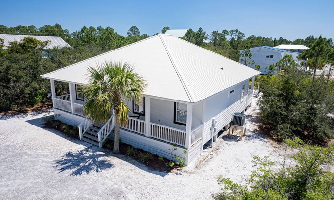 Surf Side Shores Casa | Large 1 Level Living in Gulf Shores, 4/3, Sleeps 8, Walk to Private Beach