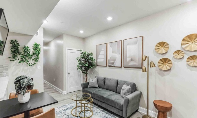 Center City East Apartamento | Large 2/2 in Old City | Sleeps 8! (U-3)