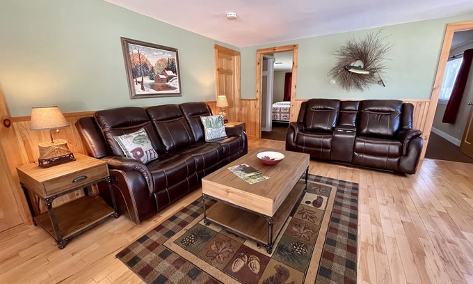 Old Forge Cabaña | Large 2-Bedroom, 2-Bathroom Cottage in perfect in-town location
