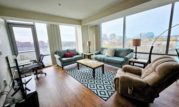 West End Apartamento | Large 2 Bedroom/ 2 Bathroom w/River Views Nearby MGH, MIT, Harvard, W/D in Suite