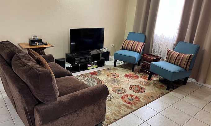 Saint John Parish Apartamento | Large 2-bedroom apartment in Saint John's with A/C and close to the city center.