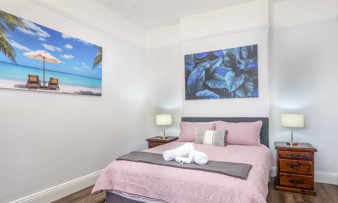 Orange Apartamento | Large 2-Bedroom Apartment on Summer Near Cook Park with private secure parking