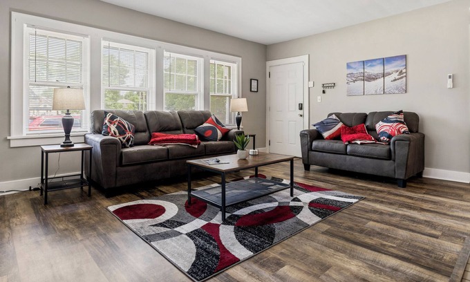 Canton Apartamento | Large 2 Bedroom Apt in the Heart of Canton. Minutes to the HOF & both hospitals