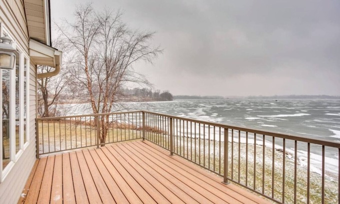 Howard Lake Casa | Large 2 bedroom on the water!