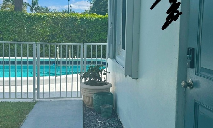 Central Corals Condominio | Large 2 Bedroom, Great for Traveling Professionals, Pool, Close to everything!
