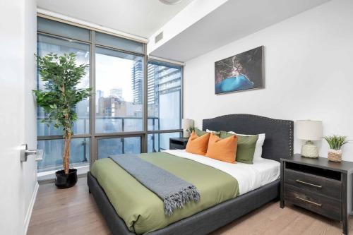 Bay Cloverhill Apartamento | Large 2BR on Bay Street 4 Beds with Balcony