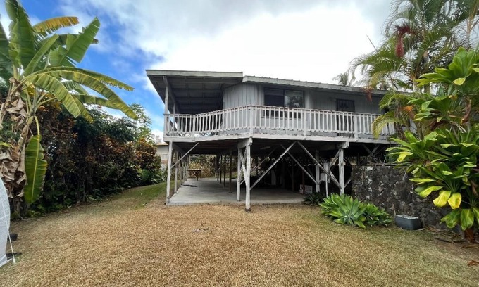 Kalaoa Casa | Large 3/2 House in Kailua-Kona with ALL New Furnishings and Yard Above Airport