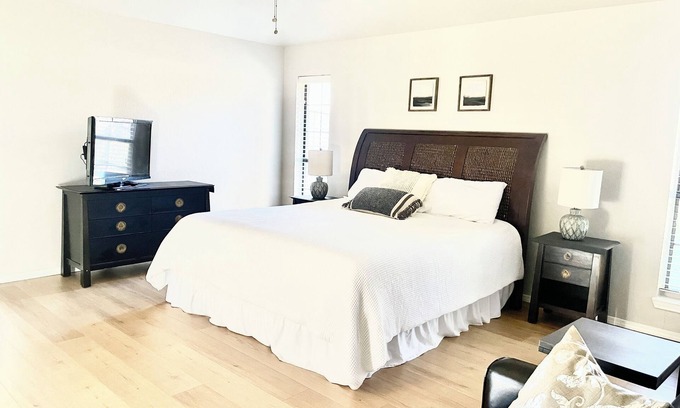 Paris Casa | Large 3 bed/2 bath luxury home in central location!