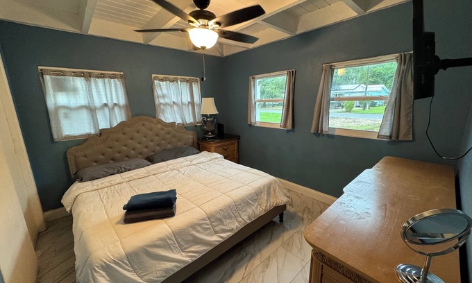 Fort Walton Beach Casa | Large 3 bedroom house in central fort Walton close to beach bases and shops