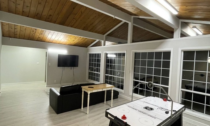 Langley Otro | Large 3-bedroom rancher situated on a 20-acre farm