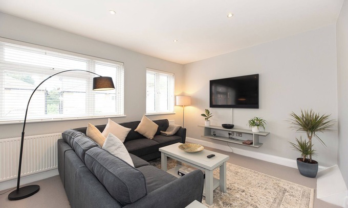 Fulwell and Hampton Hill Apartamento | Large 3 Bedroom Apartment in Leafy Hampton Hill, Richmond