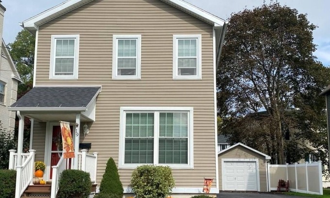 Auburn Casa | Large 3 bedroom, downtown, central air, pet friendly