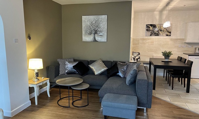 Street Apartamento | Large 3-Bedroom Holiday Let Steps Away to Street High Street with Onsite Parking