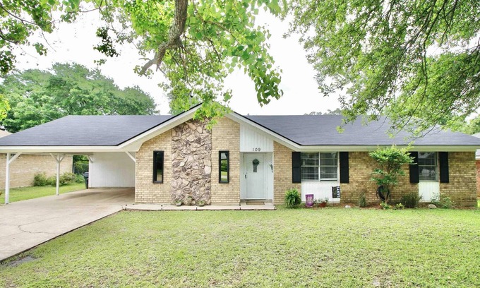Claiborne Casa | Large 3-bedroom house in the heart of West Monroe