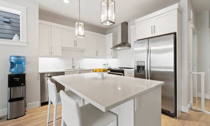 Central Okanagan Casa | Large 3 level luxury townhome at the lakes