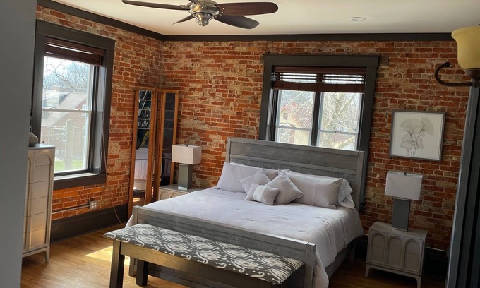 Highland Casa | LARGE 3000 sq. ft Newly Renovated Upstairs Loft - Ideal Families & Friend