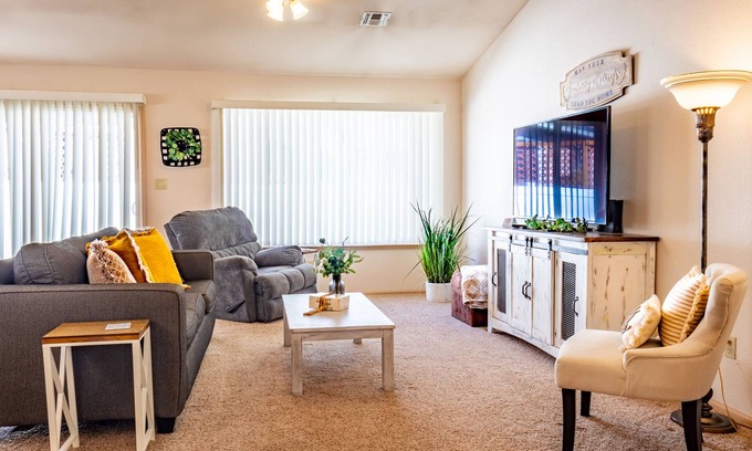 Grand Junction Casa | Large 3BR 2Bath near everything - king bed - jacuzzi tub