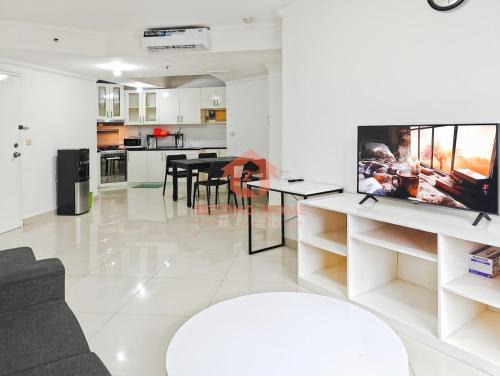 Setiabudi Apartamento | Large 3BR Rasuna Apt with Pool, Gym, WiFi by 2ndHome