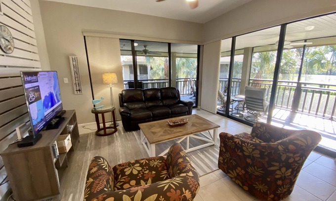 Bonita Bay Condominio | Hermosa 3ª estilo Resort Condo. Unidad de planta baja en esquina