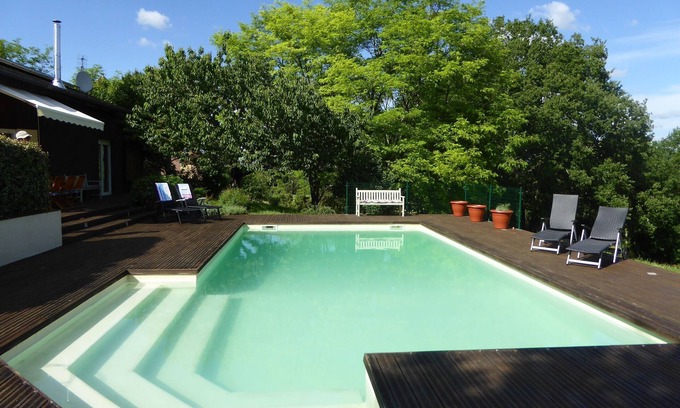 Le Buisson-de-Cadouin Casa | Gran casa de 4 dormitorios y 2 baños con una gran piscina privada climatizada.