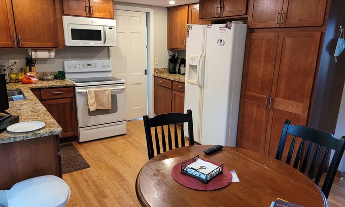 Brookfield Casa | Large 4 bd 2.5 ba 2.5 att garage suburaban Milwaukee home convenient quiet area