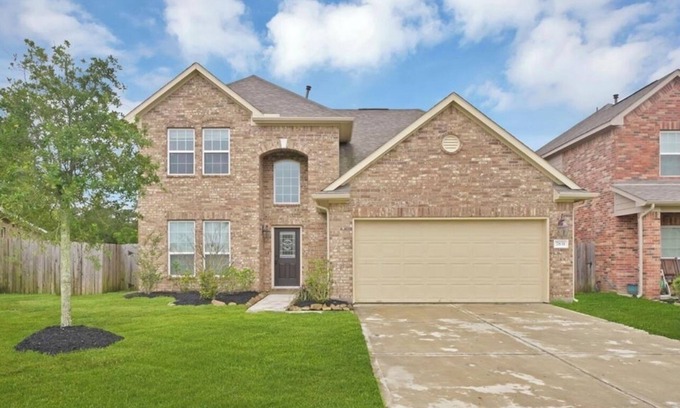 Baytown Casa | Large 4 bedroom 2.5 bathroom King Suite, 3 queens, 2 sofa beds, 2 air mattress
