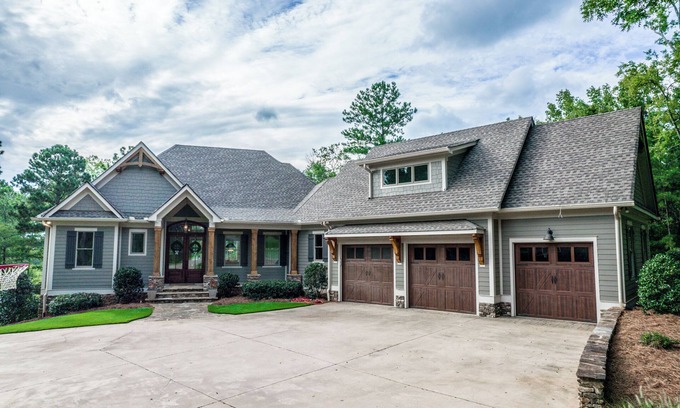 Milledgeville Casa | Large 4-bedroom+bonus rm, pool, pond in pecan orchard in charming Milledgeville
