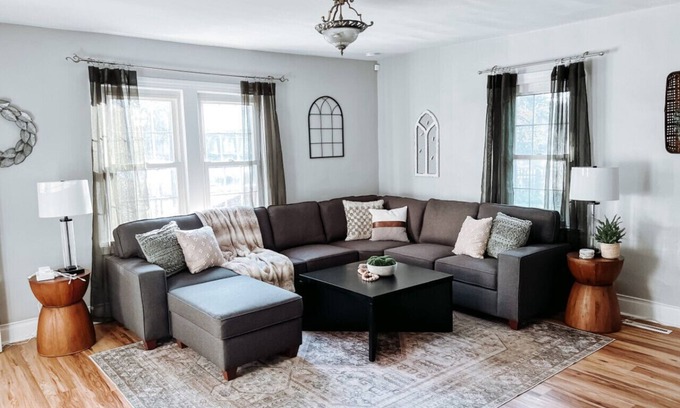 Berea Apartamento | Large 4 Bedroom|Close to Airport & IX Center|Sleeps 10