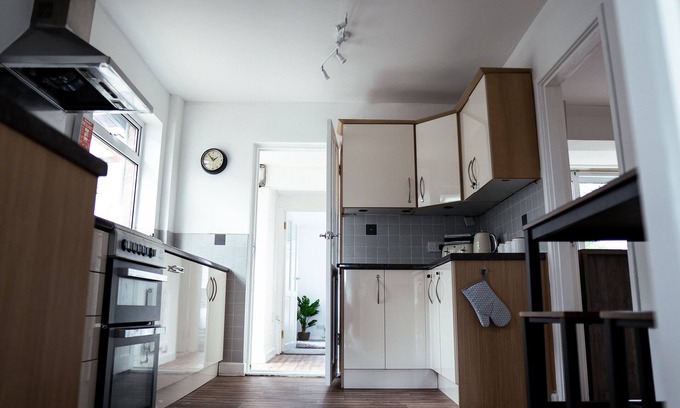 Burton Latimer Casa | Large 4 Bedroom Property driveway & 3 bathrooms