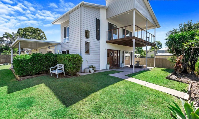 River Heads Casa | Large 4 Bedroom Home Walking Distance to Beach