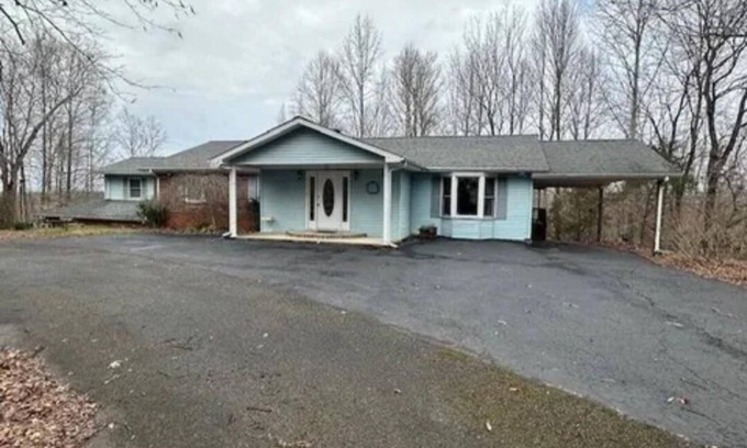 Burkesville Casa | Large 4-bedroom home 1.5 miles from Hendricks Creek Marina