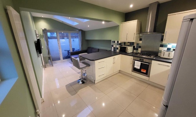 Hammersmith and Fulham Apartamento | Large 4 Bedroom House In Central London