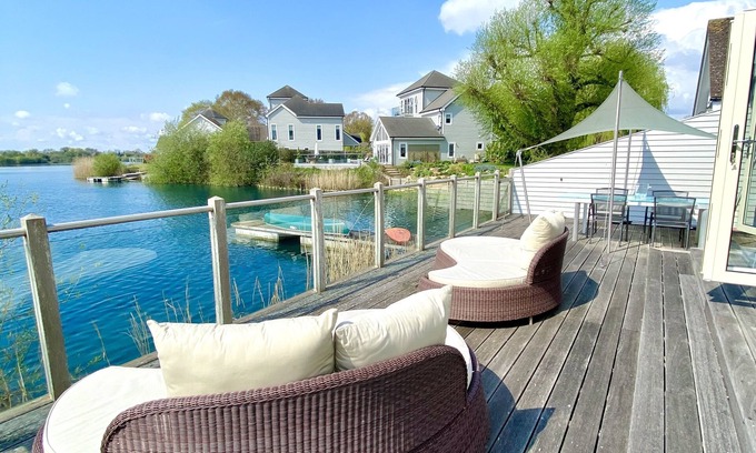 South Cerney Cabina | Large 4 Bedroom Lakeside Holiday lodge in the Cotswold. Sleeps 8-10