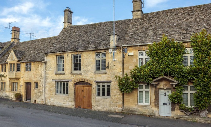 Burford Cabaña | Large 4 bedroom luxury holiday home in the Cotswolds for 10 guests - The Brewery
