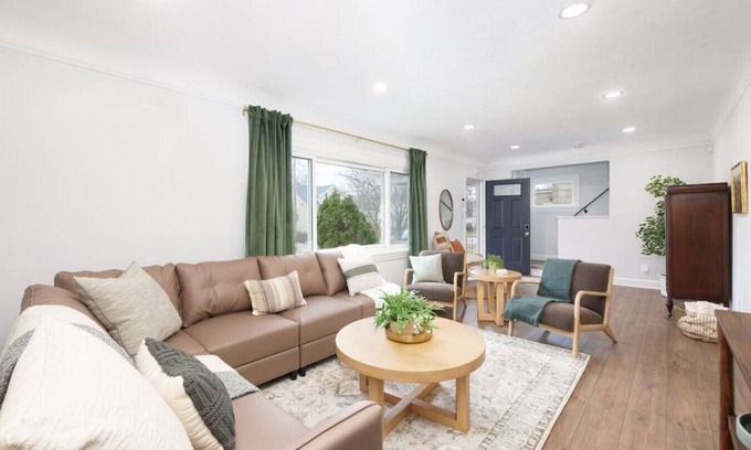 Kamm's Corners Apartamento | Large 4 Bedroom Renovated With Hot Tub & Game Room