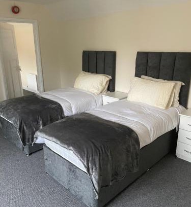 Bedford Apartamento | Large 4 Bedroom Sleeps 8, Spacious Apartment for Contractors and Holidays near Bedford Centre - 1 FREE PARKING SPACE & FREE WIFI