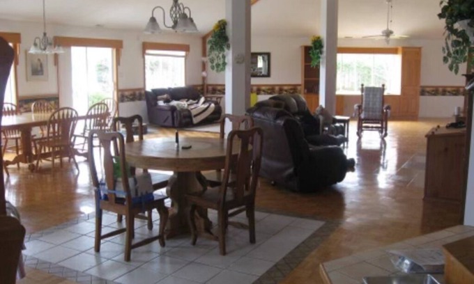 Notre-Dame-de-Pontmain Cabaña | Large 4-season waterfront cottage
