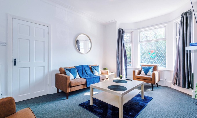 Chorlton-on-Medlock Casa | *Large 4BR House* | Pool Table | Free Parking | PS4 + Games | Desk Space